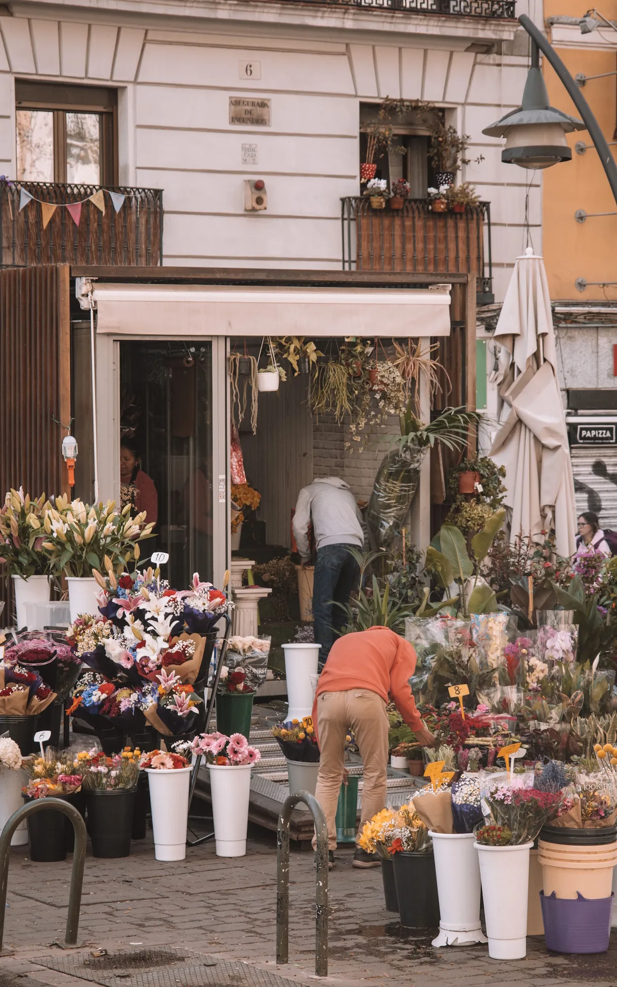 Il banco di lavoro con i fiori del giorno